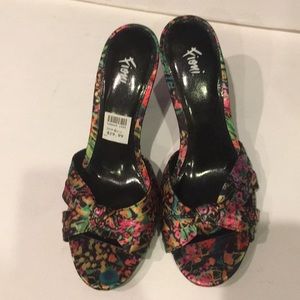 New beautiful flourish Sandale 👡